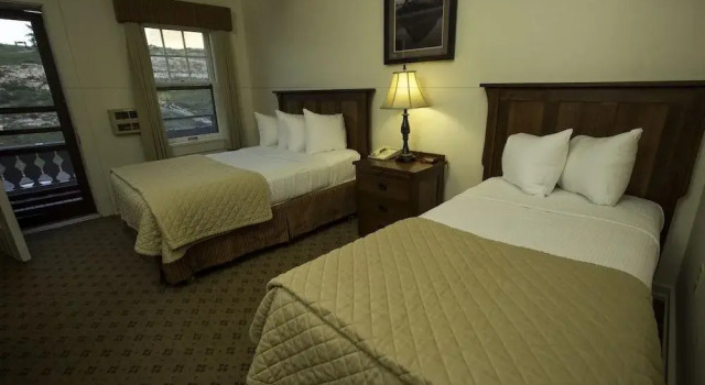 Many Glacier Hotel - Inside the Park, จอง โรงแรม สวิฟต์เคอร์เรนต์ สหรัฐอเมริกา