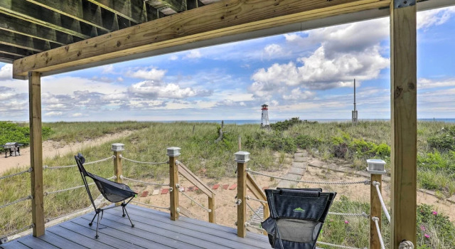 Коттедж Charming Oceanfront Home on Salisbury Beach