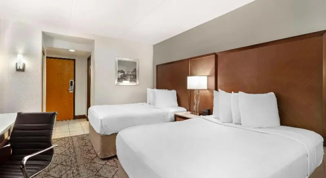 Четырёхместный номер Standard Best Western Plus Longbranch Hotel & Convention Center