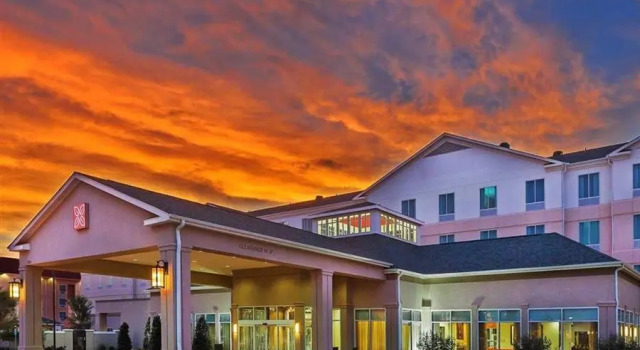 Кровать в общем номере Hilton Garden Inn Midland