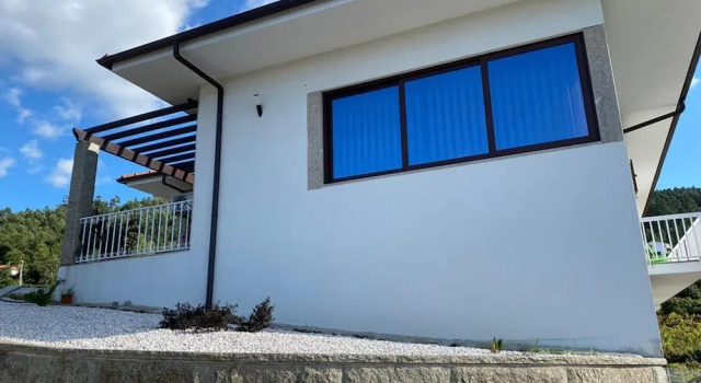 3 Bed House - Sleeps 6 - Parking - Wifi, Varaa Lomakoti Huvilat kohteessa Douro, Villa