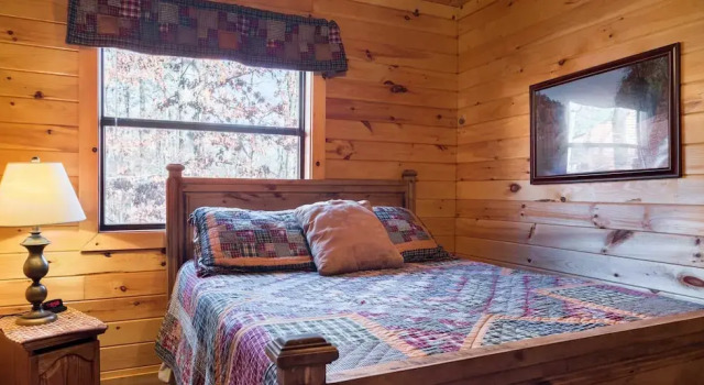 Deer Trail includes Sunken Hot Tub and Wood Fireplace by RedAwning, Rezerwuj Hotel Broken Bow Oklahoma
