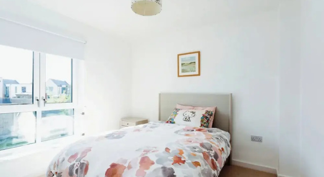 Luxurious 4 BH Home Near Willen Lake Ideal for Families & Business Stays!, Забронировать Отель Отели Бакингемшир с парковкой, Парковка