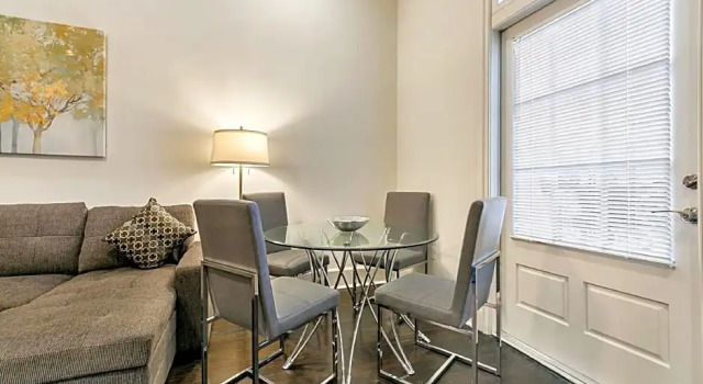 1 and 2 BR Private Condos Steps Away From French Quarter, Забронировать Отель Французский квартал Новый Орлеан, рядом с Казино Harrah's New Orleans