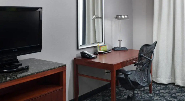 Четырёхместный номер Premium Hilton Garden Inn Lake Forest Mettawa