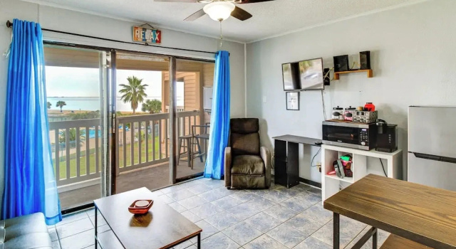 Апартаменты Steps to North Beach: Gem w/ Ocean-view Balcony