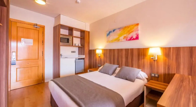 Семейный люкс с видом на бассейн Golden Avenida Family Suites 4 Sup