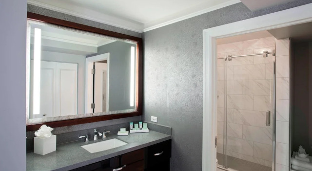 Четырёхместный номер Executive Ambassador Hotel Tulsa, Autograph Collection