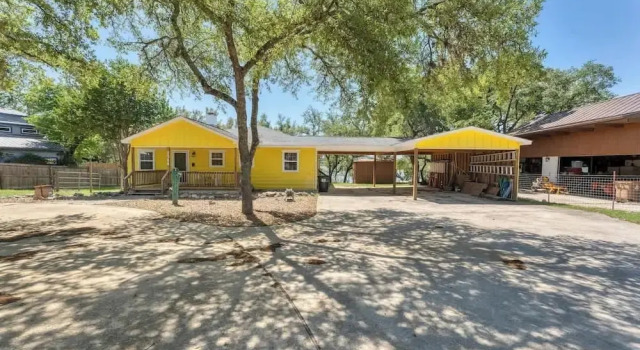 Lakeshore Escapes, on Canyon Lake Waterfront