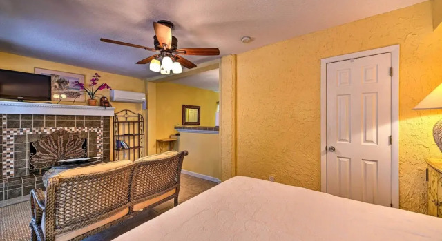 Апартаменты Lido Key Hideout w/ Patio & Yard + Walk to Beach!
