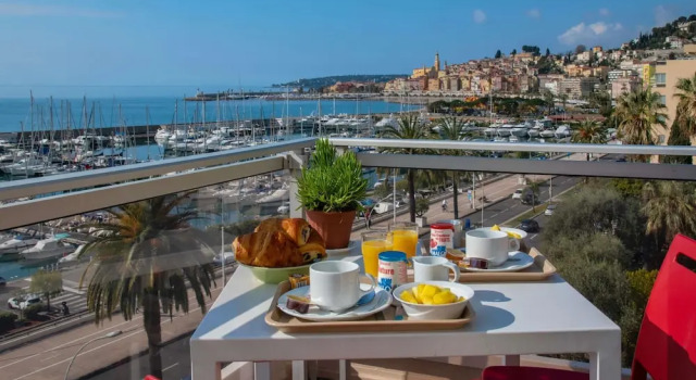 Трёхместный номер Standard с балконом и с видом на море ibis budget Menton Bord de Mer