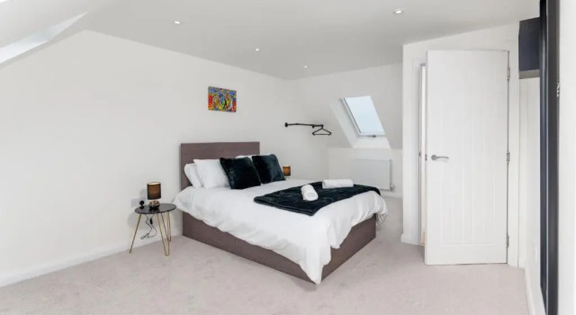 Коттедж с 3 комнатами Air Host and Stay - Brand new 3 bedroom house sleeps 7 minutes from LFC and city centre ref27