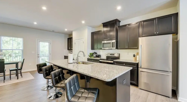 Room to Work + Relax! Spacious Unit Near Charlotte, Book Apartment Matthews North Carolina
