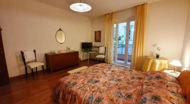 Flowers Rooms, Забронировать Отель Триест Венеция-Джулия, рядом с Музей  Револтелла