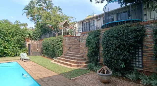 Gem of Durban North, Relax║Pool║AC║Wi-Fi║Dining, Забронировать Отель Отели Дурбана с парковкой, рядом с Beachwood Golf Club, Парковка
