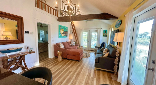 Surfside Oasis ~tropical Pool! Walk to the Beach!, Varaa Lomakoti Huvilat kohteessa Florida, Villa
