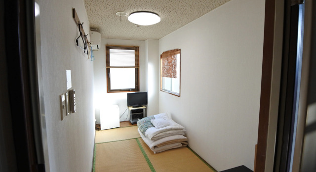 Кровать в общем номере (мужской номер) Business Hotel Fukusuke