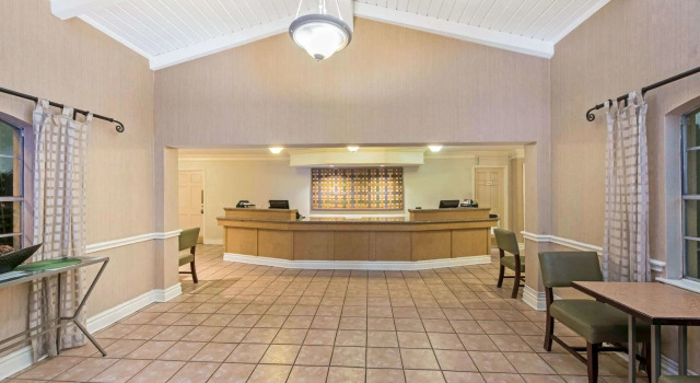 Quality Inn & Suites, Забронировать Отель Отели Метари с бассейном, рядом с Crescent City Surgical Centre, Бассейн