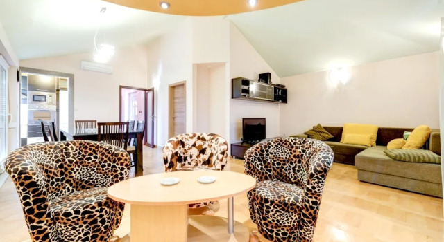 Apartment With one Bedroom in Strozanac, With Wonderful sea View, Terr, Rezerwuj Apartament Hotele w Strožanac z parkingiem, Parking