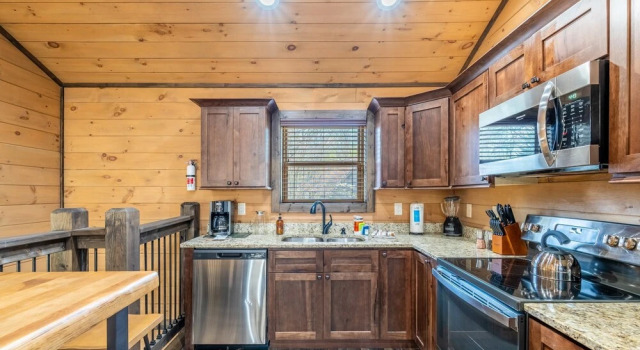 Коттедж The Wacky Woodpecker by Avantstay Game Room, Private Hot Tub, & Pool Access!