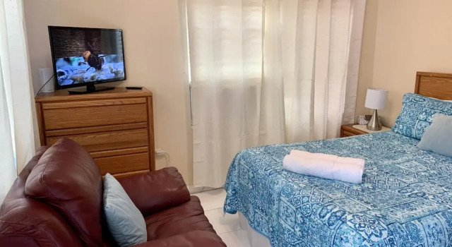 3 Apartments Steps to Beach Free Breakfast, Κράτηση Διαμέρισμα West Bay Grand Cayman, κοντά στο Cemetery Beach