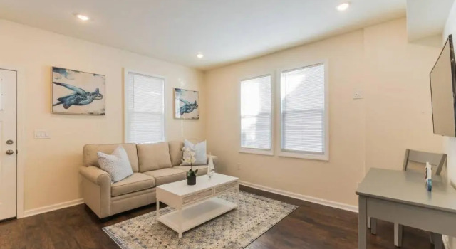 2 Blocks from Beach-Sleeps 16