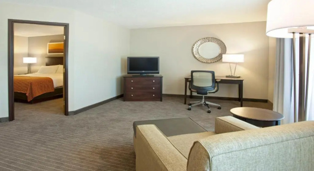 Люкс Deluxe Holiday Inn Express Hotel & Suites Minneapolis - Minnetonka by IHG