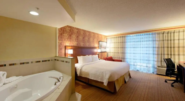 Номер Deluxe Courtyard by Marriott Canton