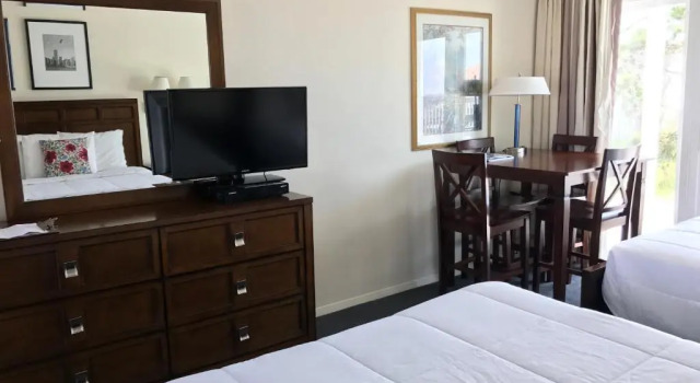 Четырёхместный номер Standard oceanfront Ocean Surf Resort
