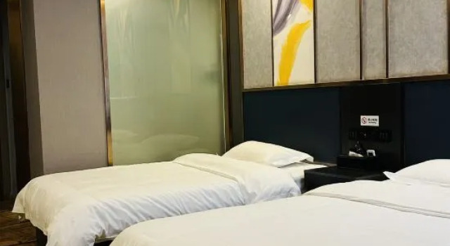 Кровать в общем номере Beiting Hotel Dushanzi District