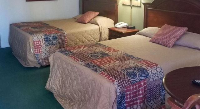 Четырёхместный номер Standard Red Roof Inn & Suites Wilkesboro
