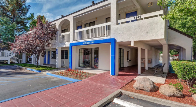 Motel 6-Rohnert Park, CA, Забронировать Мотель Отели Ронерт-Парк с бассейном, рядом с Казино и туристический комплекс Graton Resort and Casino, Бассейн