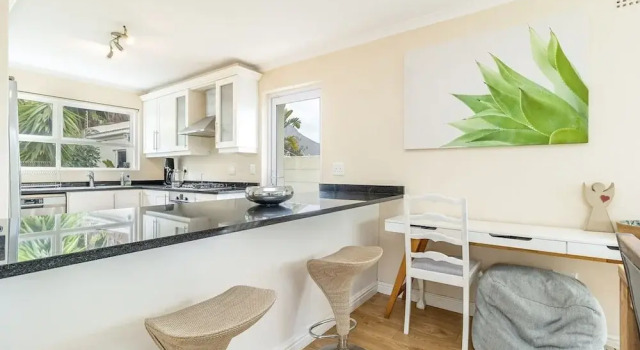 Коттедж 3 Bedroom Family Home - Houtbay