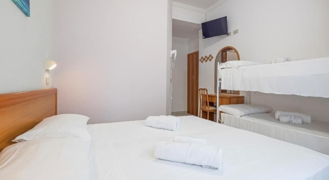 Четырёхместный номер Comfort с балконом Hotel Blue Ribbon