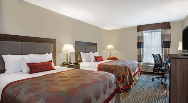 Четырёхместный номер Standard Ramada by Wyndham Hendersonville