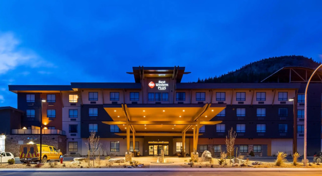 Кровать в общем номере Best Western Plus Merritt Hotel