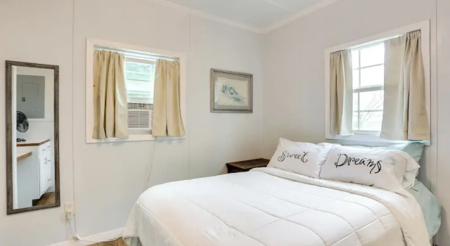 Near Parks & Lakes: Pet-friendly Winnie Cottage, Reserva ahora Casa o chalet Winnie Texas Gulf Coast