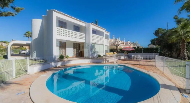 Villa Mexico in Quarteira, Rezervovat Vila Hotely v Sotavento s parkováním, Parkování