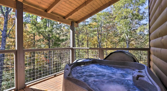 Коттедж c 1 комнатой с балконом Pigeon Forge Cabin w/ Hot Tub: 1 Mi to Parkway