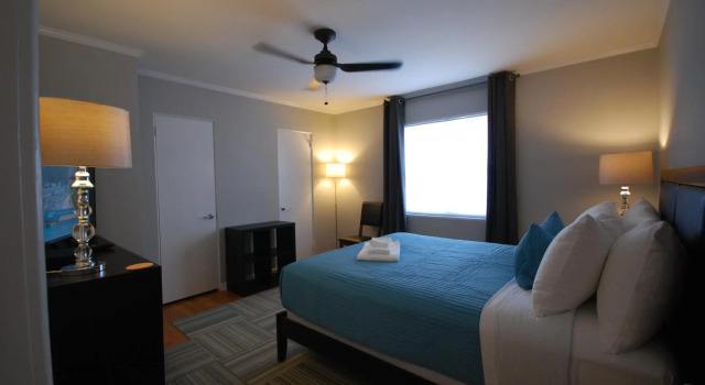 The Big Awesome 2BR/1BA Condo (H) - Includes Bi-weekly Cleanings w/ Linen Change, Забронировать Отель Атланта Джорджия, рядом с Станция метро "Центр искусств"