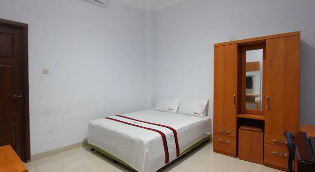 RedDoorz @ Plemburan, Book Hotel Depok 