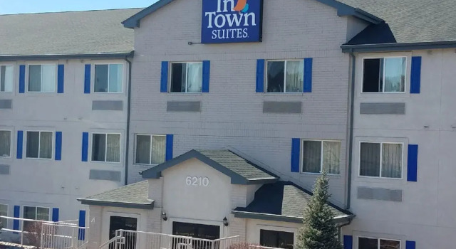 Crestwood Suites of Colorado Springs, Varaa Hotelli Hotellit Colorado Springs pysäköinnillä, Pysäköinti