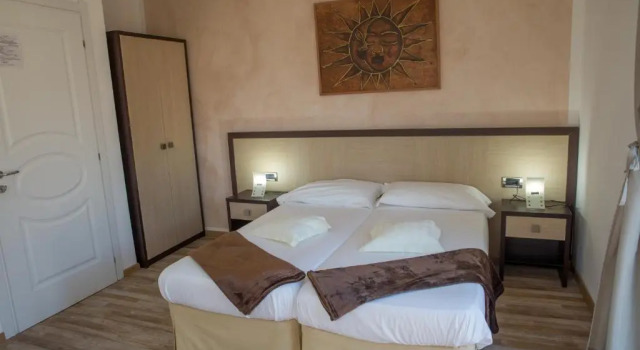 Полулюкс Hotel Lauro
