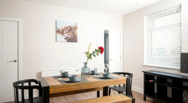 Oliverball Serviced Apartments - Morley Cottage - Modern 3 bedroom, 2 bathroom house with garden in Portsmouth