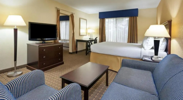 Люкс Holiday Inn Express & Suites - Smithfield/Selma by IHG