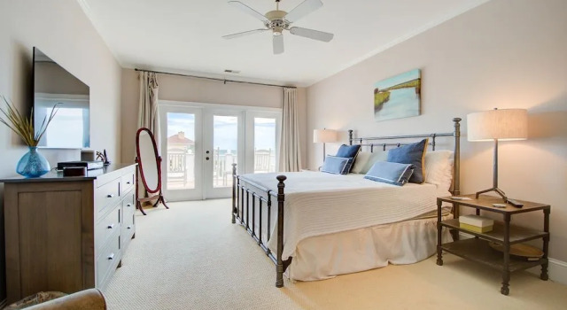 Eastland House by Peace Vacations, Reserva ahora Casa o chalet Hoteles en Debordieu Colony con aparcamiento, Aparcamiento