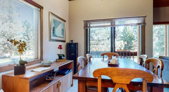 Snowcreek I 28, Light and Bright Corner Condo with Mountain Views and Fireplace by RedAwning, Забронировать Апартаменты/квартира Отели Маммот-Лейкс с бассейном, рядом с Поле для гольфа Snowcreek, Бассейн