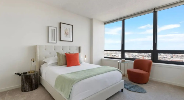 Коттедж West Loop Luxe 2BR Balcony Skyline Views