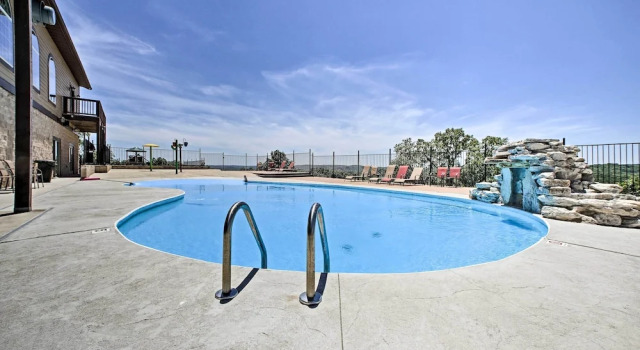 Апартаменты с 3 комнатами с балконом Luxe Mtn-view Condo in Branson w/ Hot Tub Access!