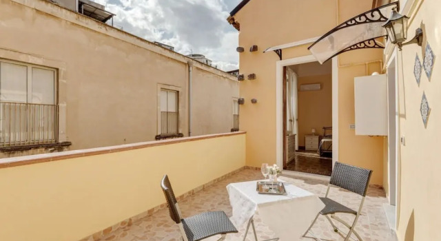 Catania Central Apartment with Terrace, Забронировать Апартаменты/квартира Катания Сицилия, рядом с Городской музей Беллини